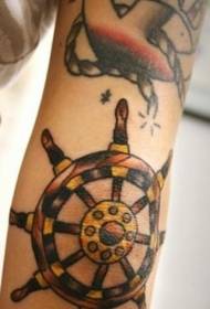 Rankos spalvos laivo vairo tatuiruotės modelis