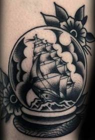 Црни тетоважа брода и цвијета старог стила