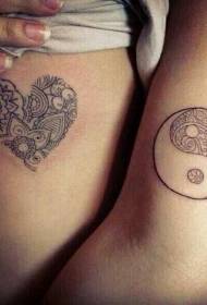 Par yin och yang skvaller blommaversion med kärlek tatuering mönster