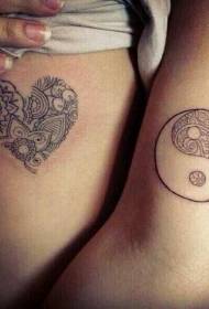 Coppia yin è yang gossip versione di fiori cù mudellu di tatuaggi d'amore