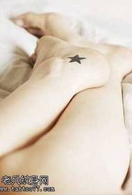 Modellu di tatuatu di stella di cinque puntelli di gamba