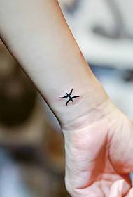 una serie di piccoli tatuaggi freschi ed eleganti con piccoli disegni