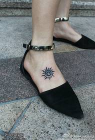 Простий і свіжий візерунок татуювання сонця