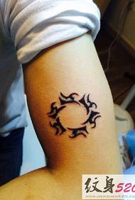 Liten och snygg tatuering med solens totem