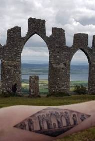Braccio della ragazza sull'immagine grigia realistica creativa del tatuaggio del paesaggio del paesaggio di abilità del punto di schizzo di abilità del nero