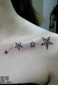 Klinček tetovaža na klavikuli