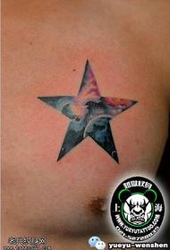 Pentagram tatuaje sur la brusto