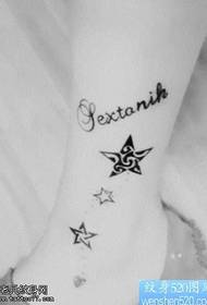 Bello tatuaggio a stella a cinque punte sulle gambe