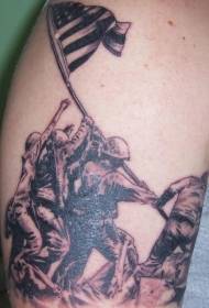 Braccio marrone soldato e bandiera tatuaggio
