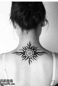 Modello di tatuaggio del sole totem di tendenza del collo posteriore