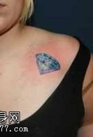 Padrão de tatuagem no peito flash diamante