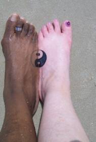 Coppia di piedi yin e yang pettegolezzi modello tatuaggio due e mezzo