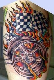 Patrón de tatuaje de bandera de carreras de ruedas y llamas