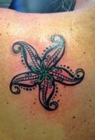 Cailín ar ais sceitse dubh pictiúr tattoo cruthaitheach starfish