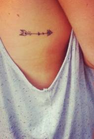 Modello di tatuaggio a freccia piccola a costine laterali sul corpo della ragazza