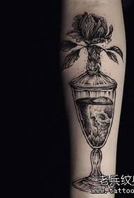 Vitello nero e americano contenitore modello tatuaggio nero grigio