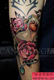 Braccio pop bellissimo modello di tatuaggio a forma di clessidra rosa