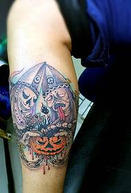 Varios tatuajes de tótem que hacen que las personas se vean impresionantes