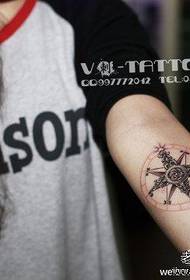 Meisje arm klassiek populair kompas tattoo patroon