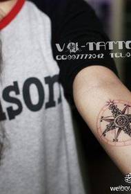 Modello di tatuaggio bussola popolare classico braccio ragazza