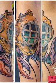 Tatuaggio mostra foto un modello di tatuaggio di granchio in stile scuola
