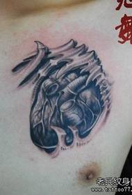 un tatouage de coeur sur la poitrine