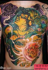 Disegni di tatuaggi magici europei e americani che sono cool e prepotenti sul petto maschile