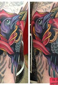 Consiglia a tutti di godere di un modello di tatuaggio corvo personalizzato