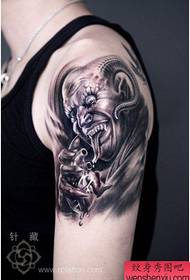 Šaunus ir gražus vieno demono šėtono tatuiruotės modelis