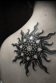tatuagem de sol pequeno clássico muito clássico
