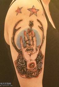 Armare un modello di tatuaggio scolastico