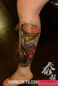 Modello di tatuaggio a clessidra e rosa meravigliosamente popolare per le gambe delle ragazze