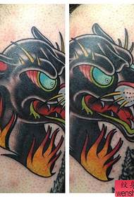 Tatu panther Eropah dan Amerika yang domineering di lengan besar
