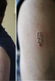 Άντρας ώμος απλό σύμβολα αστραπή σύσταση τατουάζ
