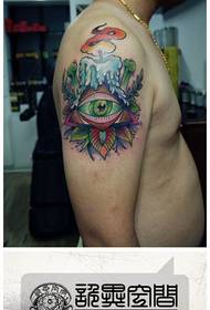 Ένα ολόπλευρο μοτίβο τατουάζ ματιών δημοφιλές στο χέρι