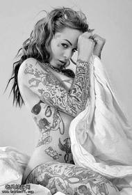 सेक्सी महिला टैटू बान्की