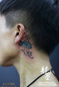 Lotus tetovējuma raksts aiz auss
