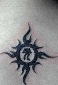 잘 생긴 인기있는 토템 태양 문신 패턴