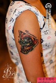 Un braccio freddo con un tatuaggio dell'occhio di Dio