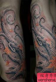 Unha cintura de lado patrón de tatuaje europeo e americano en 3D patrón de tatuaxe de folla de arce