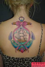 Esquena de tatuatge d'àncora de color bell nou a l'esquena