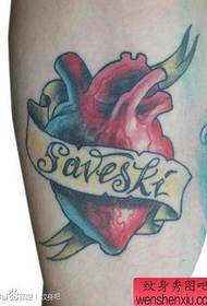 Un popolare tatuaggio classico a cuore all'interno del braccio