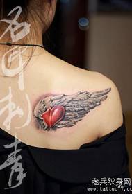 Лепа жена рамена лепа љубавна крила тетоважа узорак