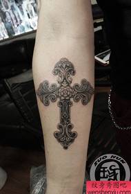 팔 인기있는 고전적인 유럽 십자가 문신 패턴