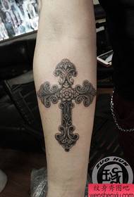Braccio popolare classico modello di tatuaggio croce europea