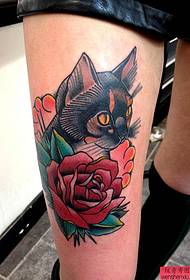 जांघ पर एक बिल्ली गुलाब टैटू की सिफारिश करें