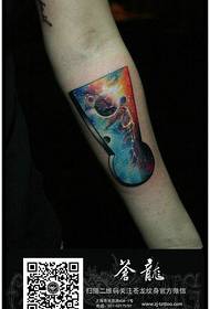 Braccio pop bellissimo modello di tatuaggio colorato cielo stellato