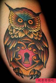 Un tatuaggio gufo americano e americano