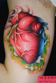 Ngjyra e krahut mashkull evropian dhe Modeli tatuazh i zemrës amerikane