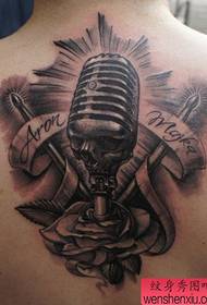 Popularni super zgodni uzorak tetovaže mikrofona s jednom lobanjom